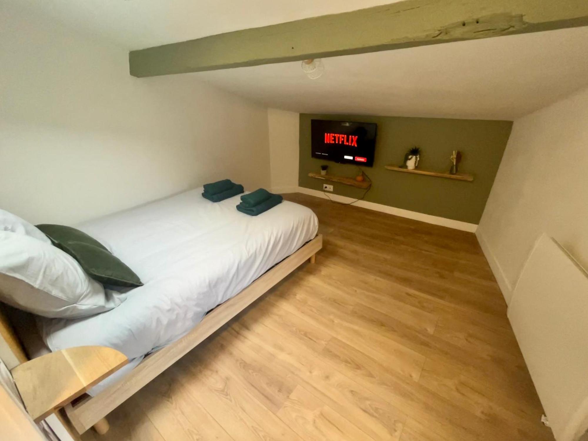 Ferienwohnung Sous Les Toits Du Parvis Niort Exterior foto